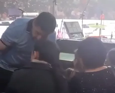 Raúl López Guzmán acomodando a la presidenta del STJE Anahí Zarazúa en las primeras filas del Palenque